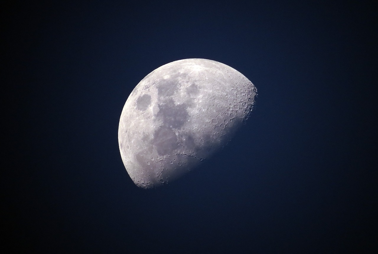 moon-1527501_1280